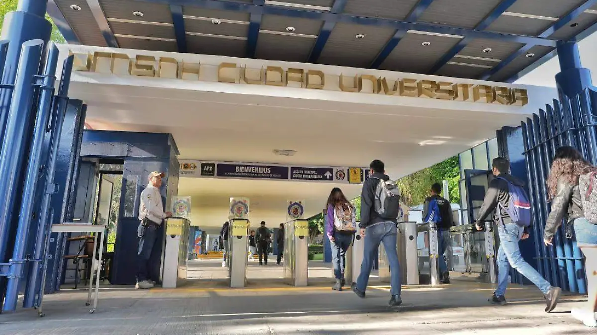 Alumnos en la entrada de Ciudad Universidaria de la UMSNH